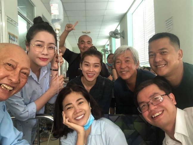 Diễn viên Mai Phương vui vẻ thăm nghệ sĩ Lê Bình, động viên nhau vượt qua bệnh tật Dien vien Mai Phuong vui ve tham nghe si Le Binh, dong vien nhau vuot qua benh tat