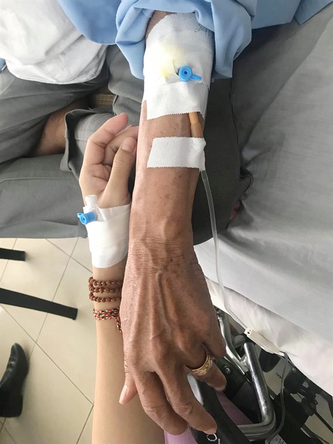 Diễn viên Mai Phương vui vẻ thăm nghệ sĩ Lê Bình, động viên nhau vượt qua bệnh tật Dien vien Mai Phuong vui ve tham nghe si Le Binh, dong vien nhau vuot qua benh tat