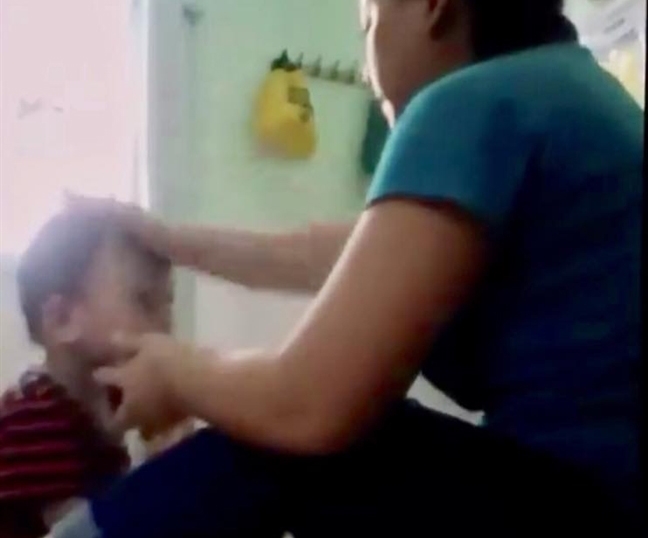 Bảo mẫu ở An Giang vừa cho ăn vừa đánh hai trẻ mầm non Bao mau o An Giang vua cho an vua danh hai tre mam non