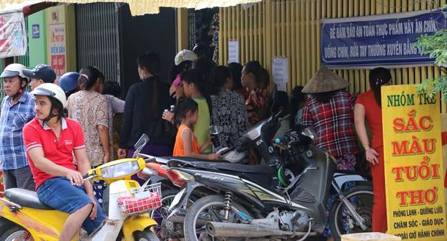Bảo mẫu ở An Giang vừa cho ăn vừa đánh hai trẻ mầm non Bao mau o An Giang vua cho an vua danh hai tre mam non