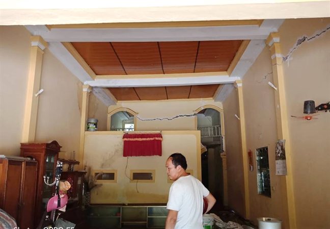 Người dân thấp thỏm sống dưới chân núi lở sau cơn lũ lịch sử Nguoi dan thap thom song duoi chan nui lo sau con lu lich su