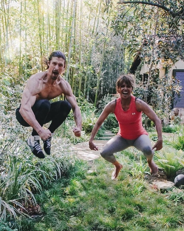Bí quyết giúp nữ diễn viên 52 tuổi Halle Berry trẻ trung như ở tuổi 25 Bi quyet giup nu dien vien 52 tuoi Halle Berry tre trung nhu o tuoi 25