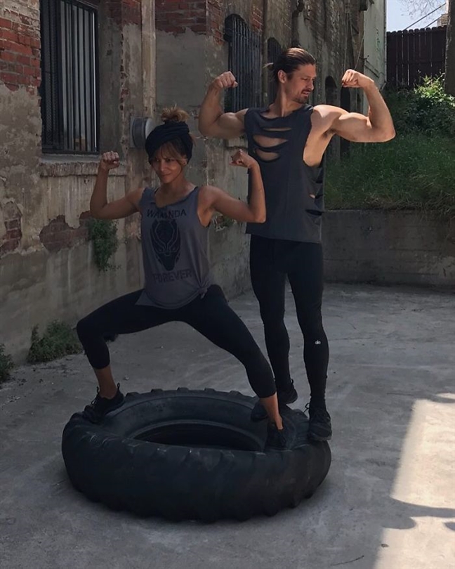 Bí quyết giúp nữ diễn viên 52 tuổi Halle Berry trẻ trung như ở tuổi 25 Bi quyet giup nu dien vien 52 tuoi Halle Berry tre trung nhu o tuoi 25