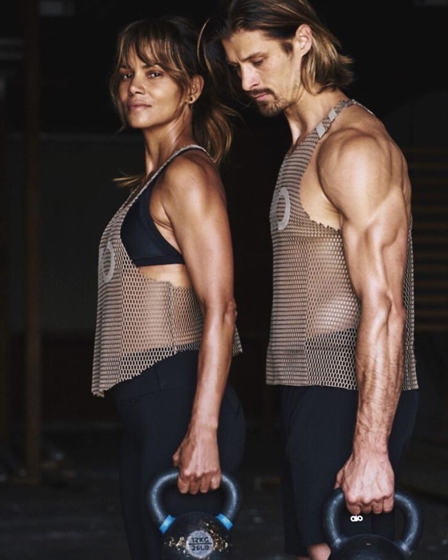 Bí quyết giúp nữ diễn viên 52 tuổi Halle Berry trẻ trung như ở tuổi 25 Bi quyet giup nu dien vien 52 tuoi Halle Berry tre trung nhu o tuoi 25