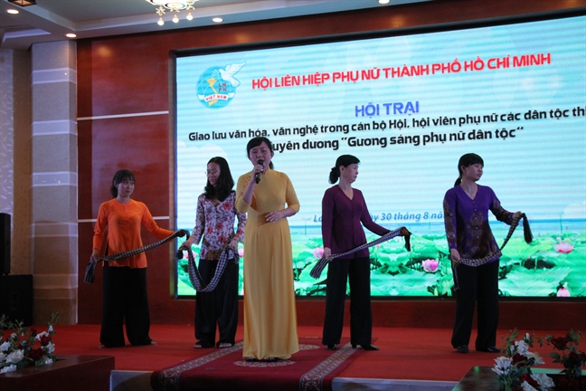 Tuyên dương 98 gương phụ nữ dân tộc Tuyen duong 98 guong phu nu dan toc
