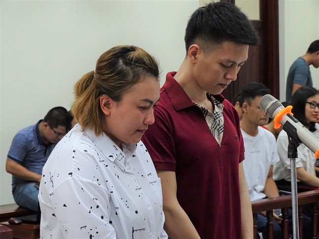 Bạo hành con gãy 5 xương sườn, 69 vết sẹo, bố đẻ, mẹ kế lãnh gần 12 năm tù Bao hanh con gay 5 xuong suon, 69 vet seo, bo de, me ke lanh gan 12 nam tu