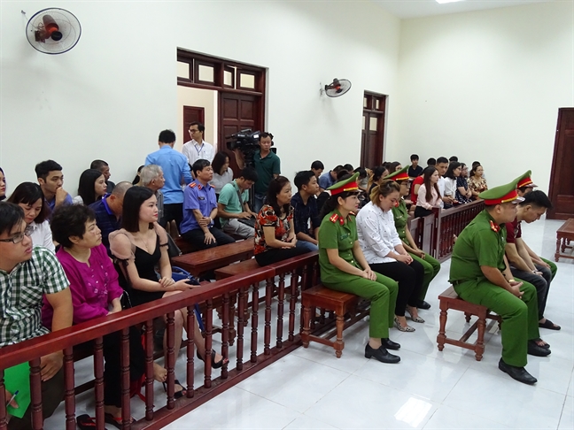 Bạo hành con gãy 5 xương sườn, 69 vết sẹo, bố đẻ, mẹ kế lãnh gần 12 năm tù Bao hanh con gay 5 xuong suon, 69 vet seo, bo de, me ke lanh gan 12 nam tu
