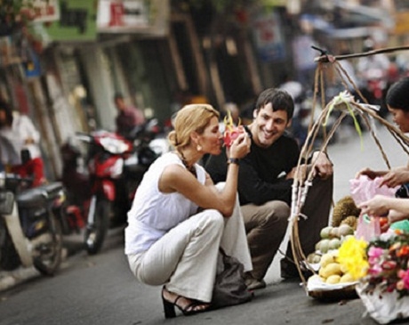 Văn sĩ Tây gắn bó với Hà Nội vì sự hàm ơn Van si Tay gan bo voi Ha Noi vi su ham on