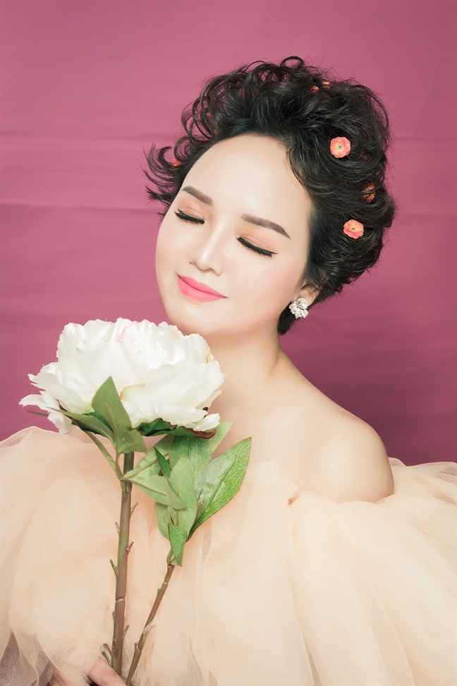 Vượt qua bạo bệnh, hôn nhân đổ vỡ, người phụ nữ hồi sinh rực rỡ như đóa dã quỳ Vuot qua bao benh, hon nhan do vo, nguoi phu nu hoi sinh ruc ro nhu doa da quy