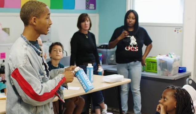 Tài tử Will Smith nhiệt tình phụ con trai kinh doanh thức uống đóng chai Tai tu Will Smith nhiet tinh phu con trai kinh doanh thuc uong dong chai