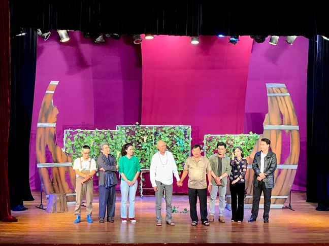 Nghệ sĩ Lê Bình: ‘Bệnh tật là số phận, nhưng hãy sống yêu đời, lạc quan’ Nghe si Le Binh: ‘Benh tat la so phan, nhung hay song yeu doi, lac quan’