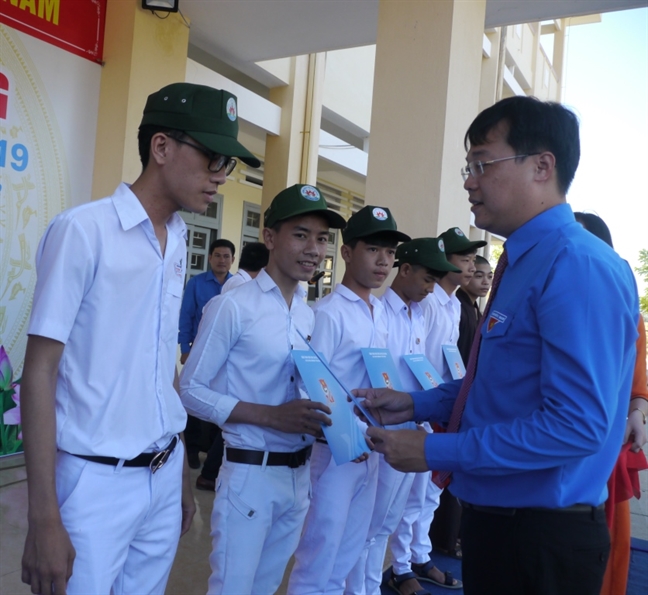 Nét chữ đầu đời của học trò lớp Một ngày khai giảng Net chu dau doi cua hoc tro lop Mot ngay khai giang