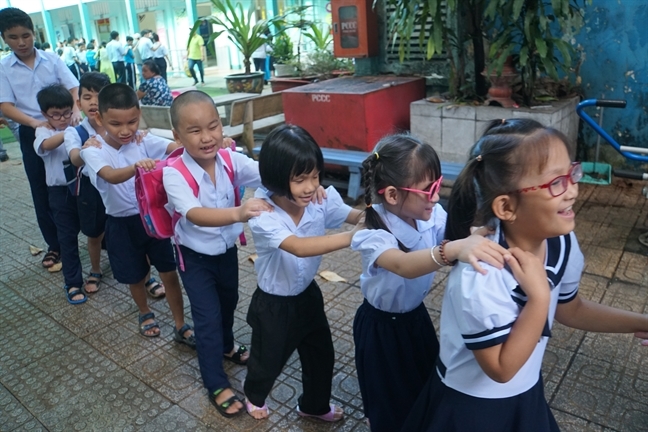 Nét chữ đầu đời của học trò lớp Một ngày khai giảng Net chu dau doi cua hoc tro lop Mot ngay khai giang