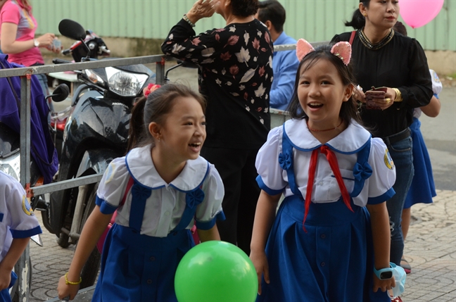 Nét chữ đầu đời của học trò lớp Một ngày khai giảng Net chu dau doi cua hoc tro lop Mot ngay khai giang
