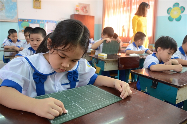Nét chữ đầu đời của học trò lớp Một ngày khai giảng Net chu dau doi cua hoc tro lop Mot ngay khai giang