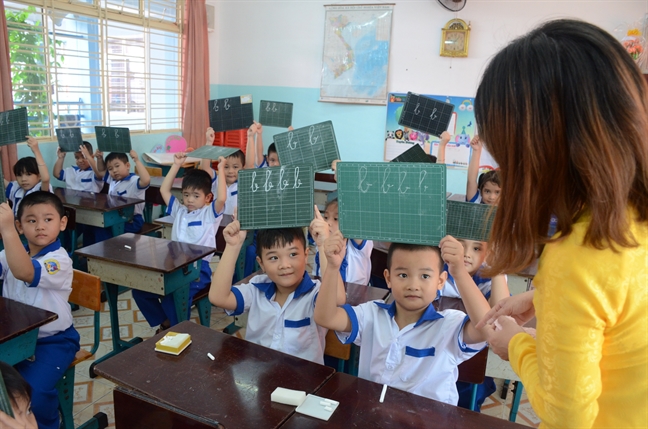 Nét chữ đầu đời của học trò lớp Một ngày khai giảng Net chu dau doi cua hoc tro lop Mot ngay khai giang