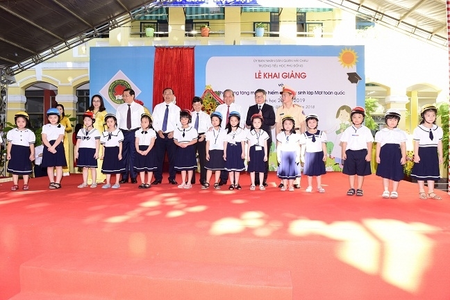 Lễ phát động trao tặng mũ bảo hiểm cho học sinh lớp Một toàn quốc năm học 2018 - 2019 Le phat dong trao tang mu bao hiem cho hoc sinh lop Mot toan quoc nam hoc 2018 - 2019