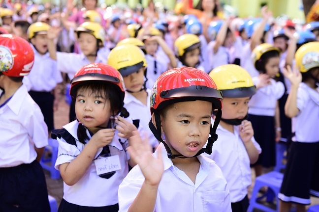 Lễ phát động trao tặng mũ bảo hiểm cho học sinh lớp Một toàn quốc năm học 2018 - 2019 Le phat dong trao tang mu bao hiem cho hoc sinh lop Mot toan quoc nam hoc 2018 - 2019