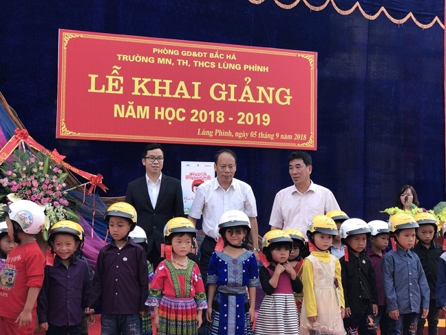 Lễ phát động trao tặng mũ bảo hiểm cho học sinh lớp Một toàn quốc năm học 2018 - 2019 Le phat dong trao tang mu bao hiem cho hoc sinh lop Mot toan quoc nam hoc 2018 - 2019