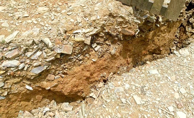 Sụt lún vây trường học, thầy trò dựng lán tre nứa học tạm trên sân bóng Sut lun vay truong hoc, thay tro dung lan tre nua hoc tam tren san bong