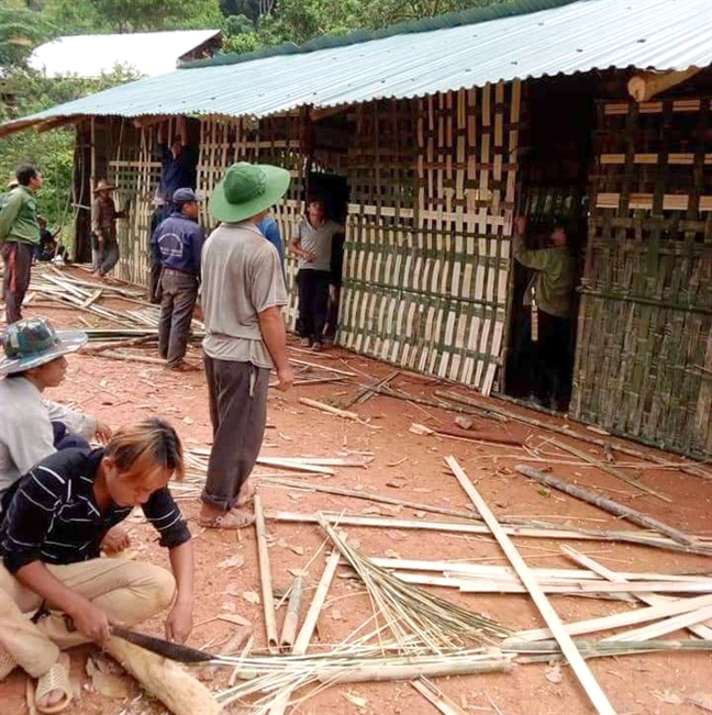 Sụt lún vây trường học, thầy trò dựng lán tre nứa học tạm trên sân bóng Sut lun vay truong hoc, thay tro dung lan tre nua hoc tam tren san bong
