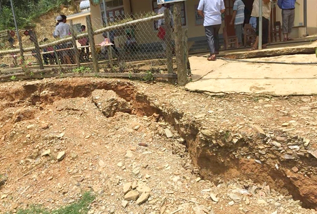Sụt lún vây trường học, thầy trò dựng lán tre nứa học tạm trên sân bóng Sut lun vay truong hoc, thay tro dung lan tre nua hoc tam tren san bong