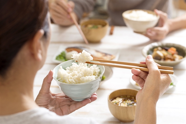 Chồng đưa vợ về quê, thả ngay cửa bếp Chong dua vo ve que, tha ngay cua bep