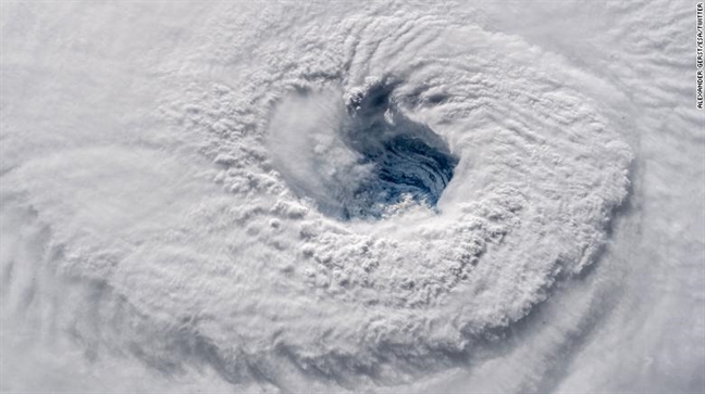 Hàng chục triệu người ‘nín thở’ chờ hai siêu bão Mangkhut và Florence Hang chuc trieu nguoi ‘nin tho’ cho hai sieu bao Mangkhut va Florence