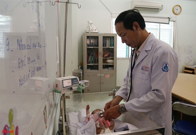 Lần đầu tiên ứng dụng kỹ thuật mới cứu bé sinh non không phải cắt bỏ tay Lan dau tien ung dung ky thuat moi cuu be sinh non khong phai cat bo tay
