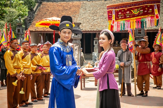 Ca sĩ trẻ hát nhạc quê hương: Đường hẹp hay rộng? Ca si tre hat nhac que huong: Duong hep hay rong?