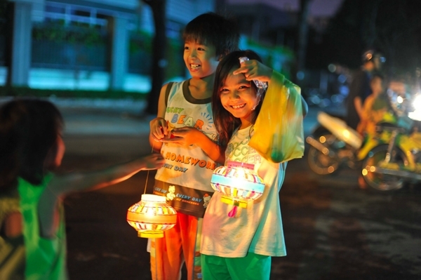 Rưng rưng kỷ niệm Trung thu xóm nghèo Rung rung ky niem Trung thu xom ngheo