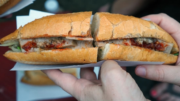 Phóng viên nước ngoài tìm ‘linh hồn bánh mì’ ở Hội An Phong vien nuoc ngoai tim ‘linh hon banh mi’ o Hoi An