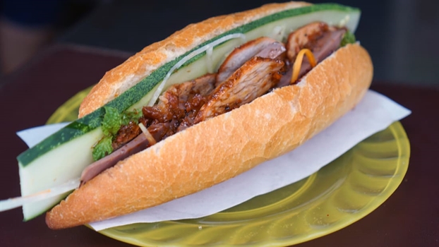 Phóng viên nước ngoài tìm ‘linh hồn bánh mì’ ở Hội An Phong vien nuoc ngoai tim ‘linh hon banh mi’ o Hoi An