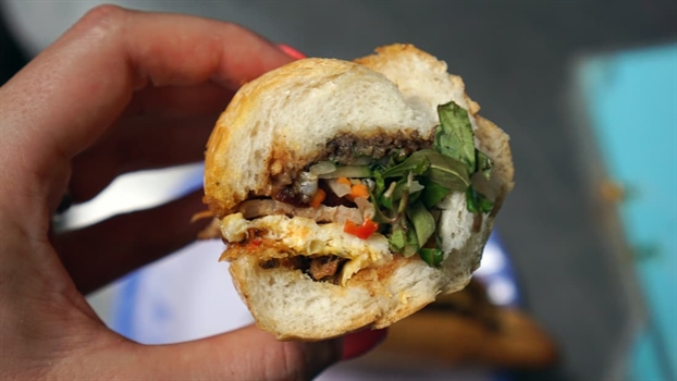 Phóng viên nước ngoài tìm ‘linh hồn bánh mì’ ở Hội An Phong vien nuoc ngoai tim ‘linh hon banh mi’ o Hoi An