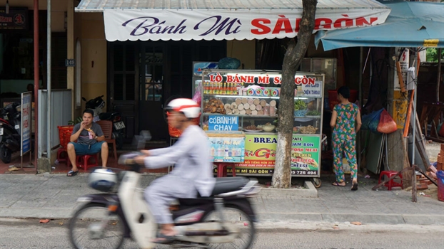 Phóng viên nước ngoài tìm ‘linh hồn bánh mì’ ở Hội An Phong vien nuoc ngoai tim ‘linh hon banh mi’ o Hoi An