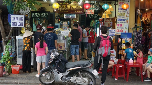 Phóng viên nước ngoài tìm ‘linh hồn bánh mì’ ở Hội An Phong vien nuoc ngoai tim ‘linh hon banh mi’ o Hoi An