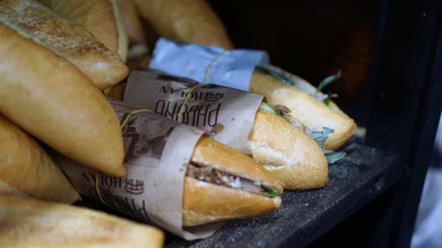 Phóng viên nước ngoài tìm ‘linh hồn bánh mì’ ở Hội An Phong vien nuoc ngoai tim ‘linh hon banh mi’ o Hoi An
