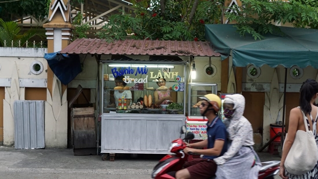 Phóng viên nước ngoài tìm ‘linh hồn bánh mì’ ở Hội An Phong vien nuoc ngoai tim ‘linh hon banh mi’ o Hoi An