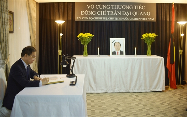 Các cơ quan đại diện Việt Nam ở nước ngoài tổ chức lễ viếng Chủ tịch nước Trần Đại Quang Cac co quan dai dien Viet Nam o nuoc ngoai to chuc le vieng Chu tich nuoc Tran Dai Quang