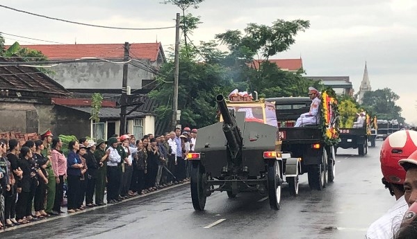Người dân Ninh Bình đón linh cữu Chủ tịch nước trở về đất mẹ Nguoi dan Ninh Binh don linh cuu Chu tich nuoc tro ve dat me