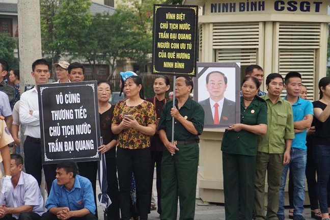 Người dân Ninh Bình đón linh cữu Chủ tịch nước trở về đất mẹ Nguoi dan Ninh Binh don linh cuu Chu tich nuoc tro ve dat me