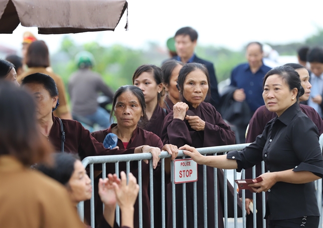 Người dân Ninh Bình đón linh cữu Chủ tịch nước trở về đất mẹ Nguoi dan Ninh Binh don linh cuu Chu tich nuoc tro ve dat me