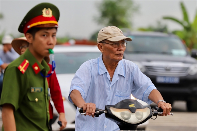 Người dân Ninh Bình đón linh cữu Chủ tịch nước trở về đất mẹ Nguoi dan Ninh Binh don linh cuu Chu tich nuoc tro ve dat me