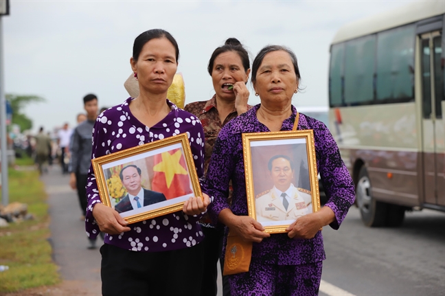 Người dân Ninh Bình đón linh cữu Chủ tịch nước trở về đất mẹ Nguoi dan Ninh Binh don linh cuu Chu tich nuoc tro ve dat me
