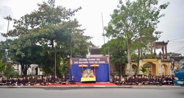 Người dân Ninh Bình đón linh cữu Chủ tịch nước trở về đất mẹ Nguoi dan Ninh Binh don linh cuu Chu tich nuoc tro ve dat me