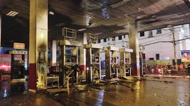 Cây xăng phát nổ, bốc cháy kinh hoàng ở Sài Gòn, nhiều người hoảng loạn tháo chạy Cay xang phat no, boc chay kinh hoang o Sai Gon, nhieu nguoi hoang loan thao chay