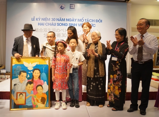 30 năm mổ tách cặp song sinh Việt - Đức: Niềm vui như mới ngày hôm qua 30 nam mo tach cap song sinh Viet - Duc: Niem vui nhu moi ngay hom qua