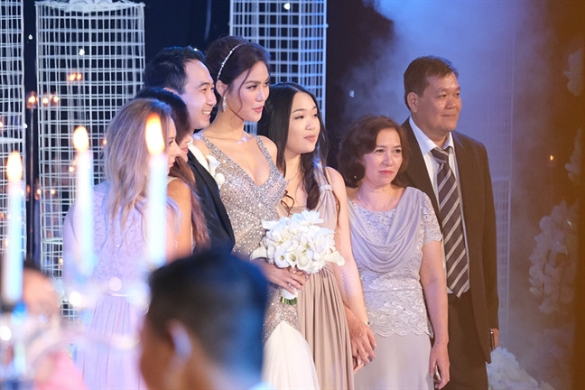 Lan Khuê chính thức lên xe hoa cùng doanh nhân John Tuấn Nguyễn Lan Khue chinh thuc len xe hoa cung doanh nhan John Tuan Nguyen