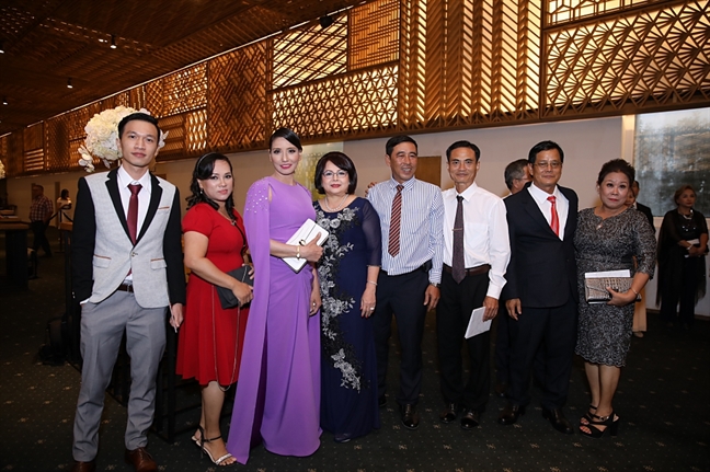 Lan Khuê chính thức lên xe hoa cùng doanh nhân John Tuấn Nguyễn Lan Khue chinh thuc len xe hoa cung doanh nhan John Tuan Nguyen