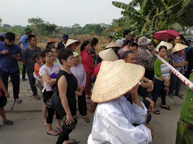 Người dân đội nắng chờ đưa tiễn cố Tổng Bí thư Đỗ Mười Nguoi dan doi nang cho dua tien co Tong Bi thu Do Muoi